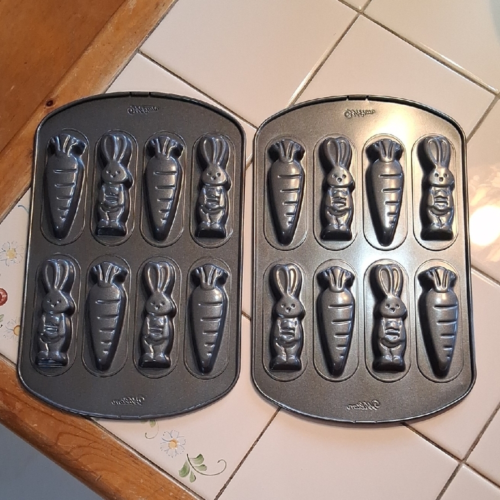 Wilton Silver Bunny & Carrot Mini Nonstick Cake Pan Set Of 2. - Picture 2 of 10